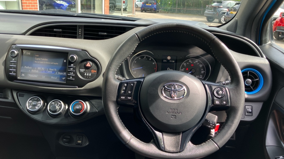 Toyota Yaris 1.5 VVT-i Blue Bi-tone 5dr Petrol Hatchback - Image 7