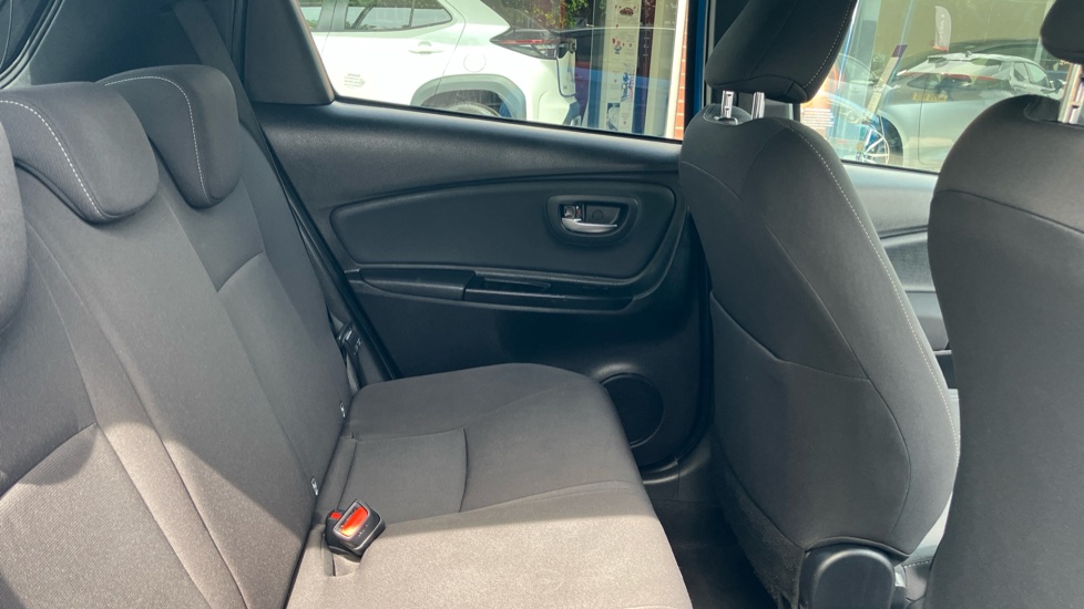 Toyota Yaris 1.5 VVT-i Blue Bi-tone 5dr Petrol Hatchback - Image 8