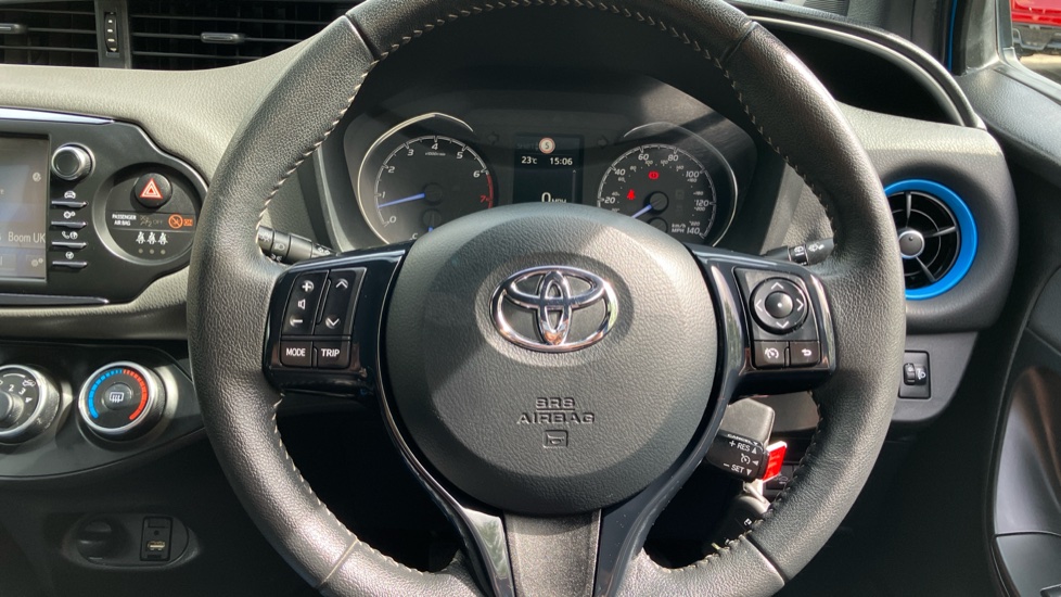 Toyota Yaris 1.5 VVT-i Blue Bi-tone 5dr Petrol Hatchback - Image 10