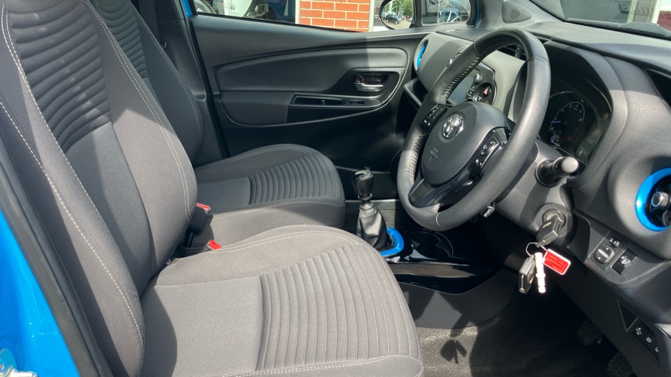 Toyota Yaris 1.5 VVT-i Blue Bi-tone 5dr Petrol Hatchback - Image 12