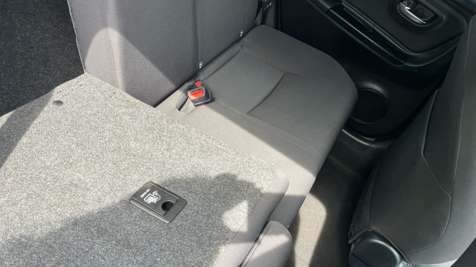 Toyota Yaris 1.5 VVT-i Blue Bi-tone 5dr Petrol Hatchback - Image 18