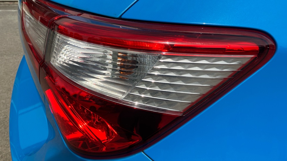 Toyota Yaris 1.5 VVT-i Blue Bi-tone 5dr Petrol Hatchback - Image 21