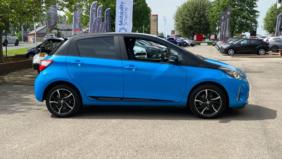 Toyota Yaris 1.5 VVT-i Blue Bi-tone 5dr Petrol Hatchback - Image 23