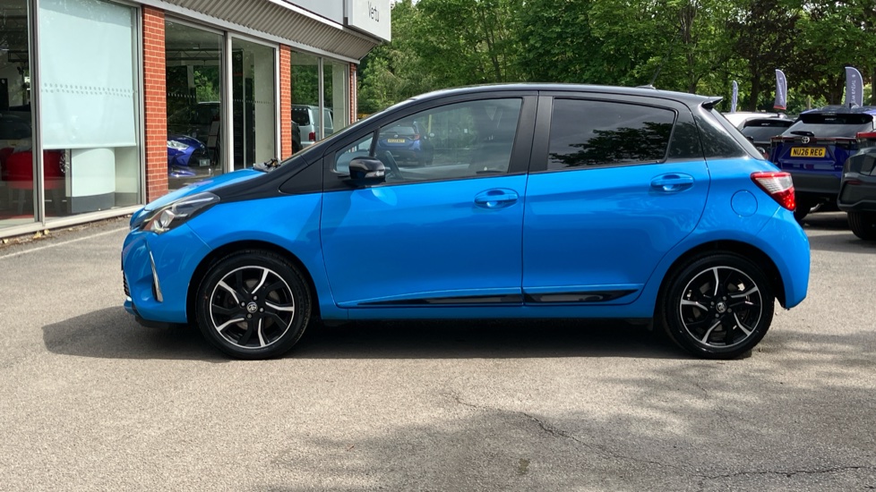 Toyota Yaris 1.5 VVT-i Blue Bi-tone 5dr Petrol Hatchback - Image 24