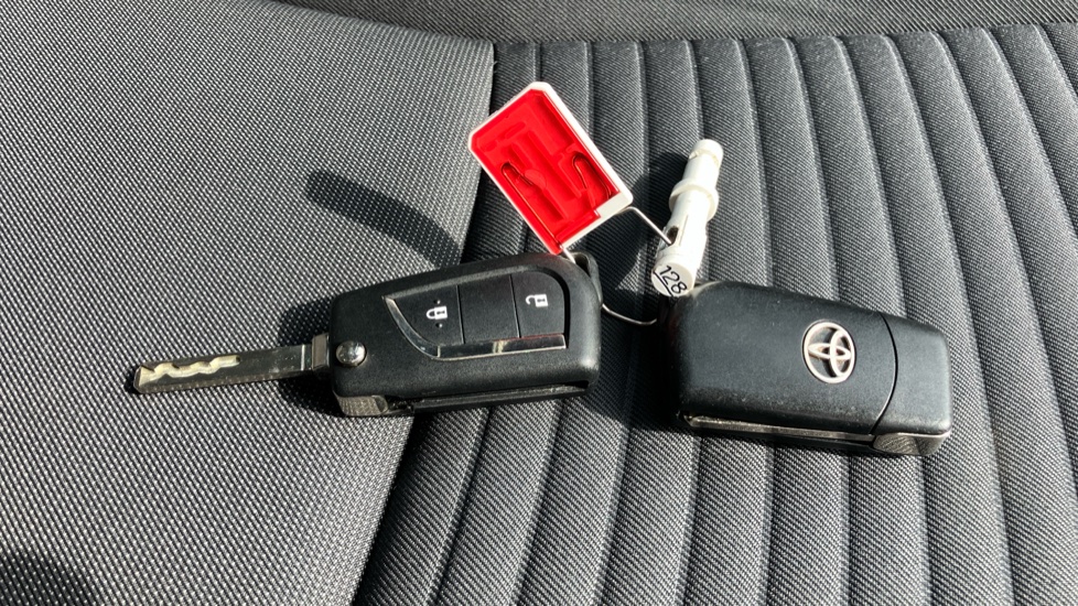 Toyota Yaris 1.5 VVT-i Blue Bi-tone 5dr Petrol Hatchback - Image 28