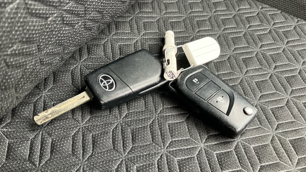 Toyota Aygo X 1.0 VVT-i Edge 5dr Petrol Hatchback - Image 28