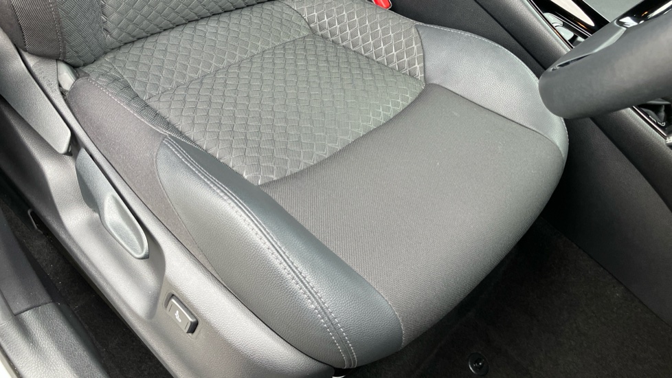 Toyota C-HR 2.0 Hybrid Design 5dr CVT Hybrid Hatchback - Image 17