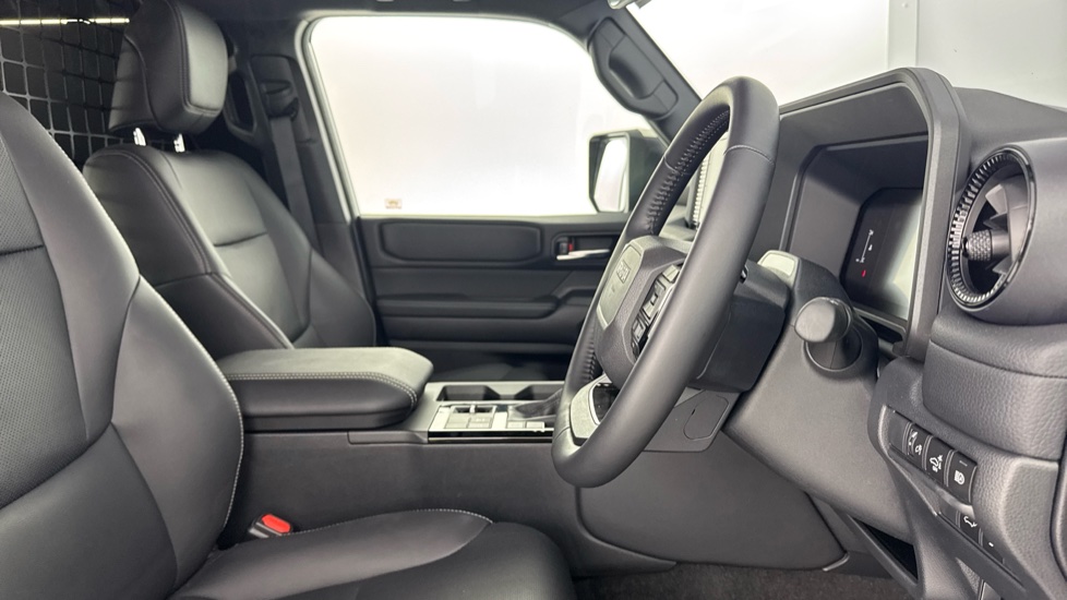 Toyota Land Cruiser Diesel 2.8D 205 Commercial Auto - Image 12