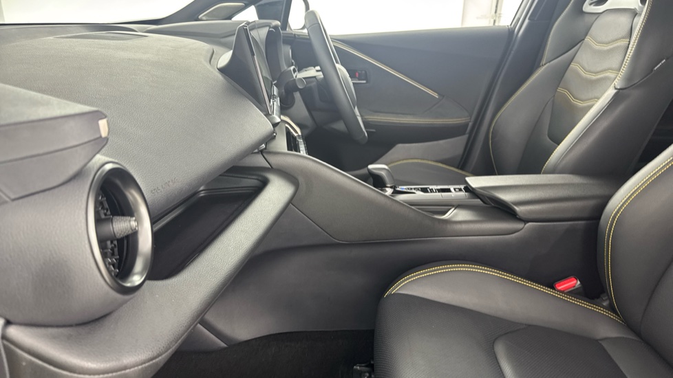 Toyota C-HR 2.0 Hybrid Premiere Edition 5dr CVT Hybrid Hatchback - Image 5
