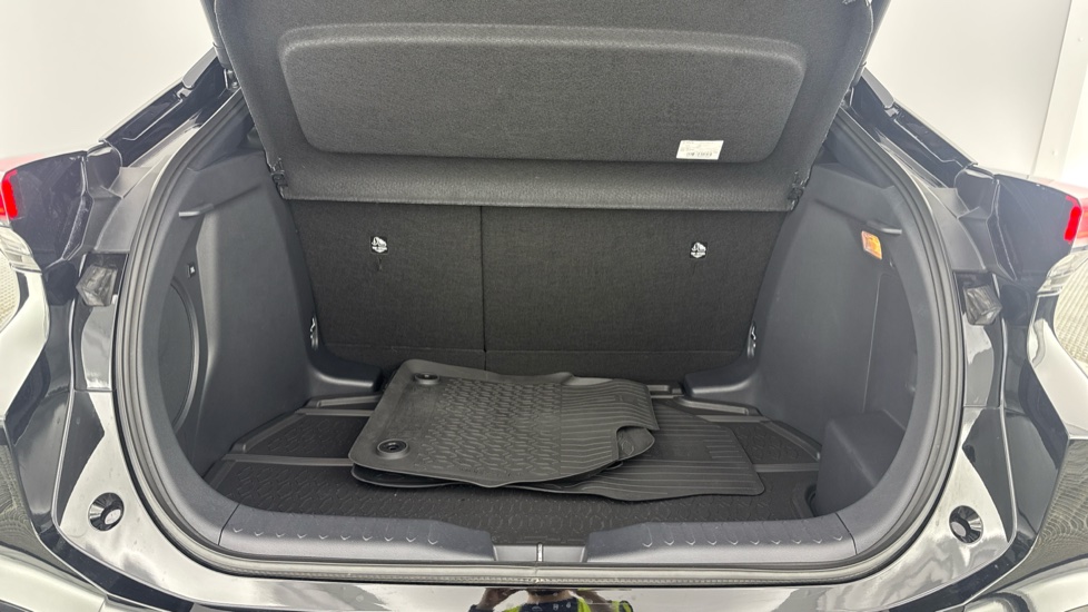 Toyota C-HR 2.0 Hybrid Premiere Edition 5dr CVT Hybrid Hatchback - Image 13