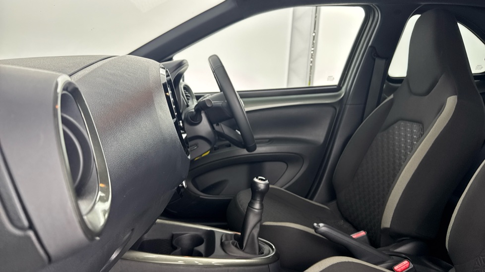 Toyota Aygo X 1.0 VVT-i Edge 5dr Petrol Hatchback - Image 5