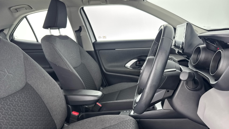 Toyota Yaris Cross 1.5 Hybrid Icon 5dr CVT Hybrid Estate - Image 12