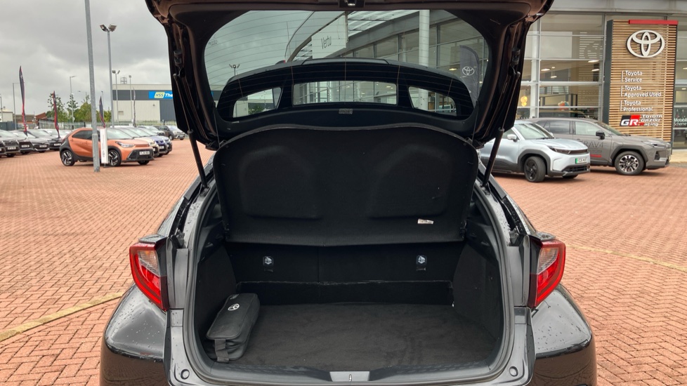 Toyota C-HR 2.0 Hybrid Design 5dr CVT Hybrid Hatchback - Image 13