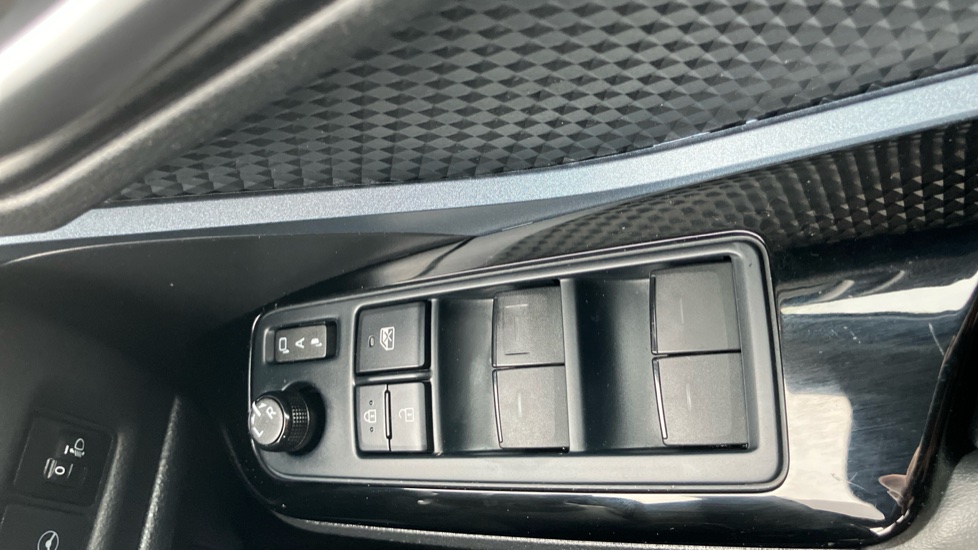 Toyota C-HR 2.0 Hybrid Design 5dr CVT Hybrid Hatchback - Image 30