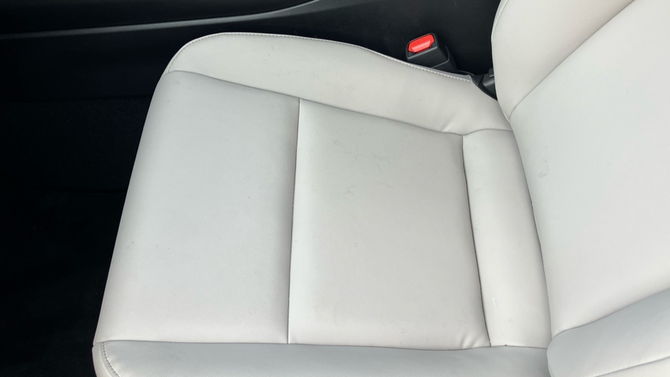 Lexus UX 250h 2.0 F-Sport Design 5dr CVT Hybrid Hatchback - Image 17