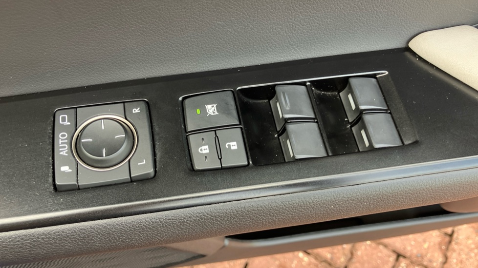 Lexus UX 250h 2.0 F-Sport Design 5dr CVT Hybrid Hatchback - Image 30