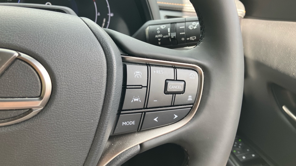 Lexus UX 300h 2.0 Premium 5dr CVT Hybrid Hatchback - Image 29