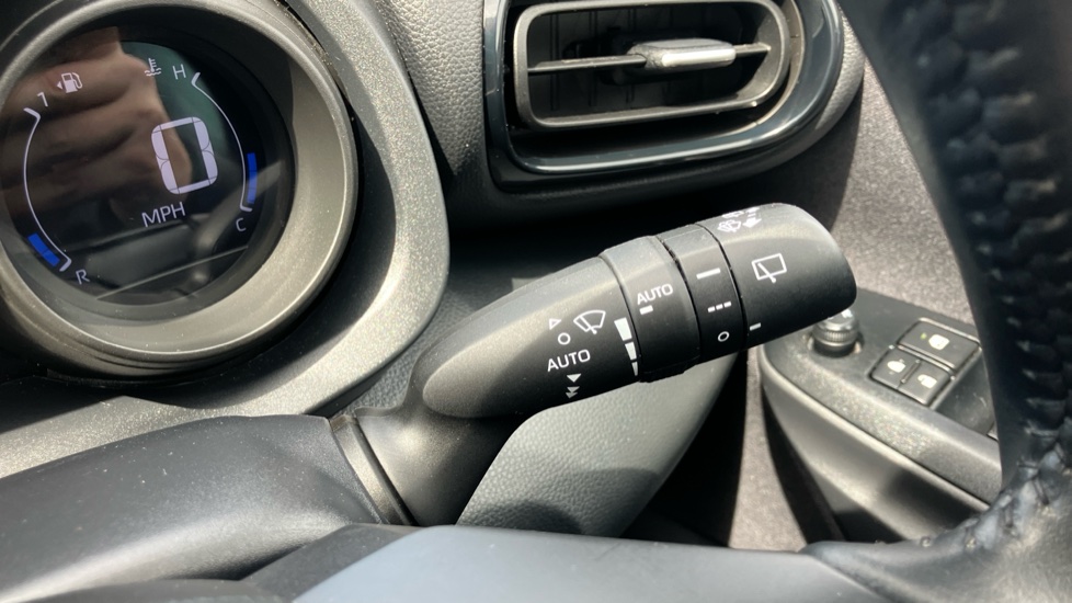 Toyota Yaris Cross 1.5 Hybrid Icon 5dr CVT Hybrid Estate - Image 32
