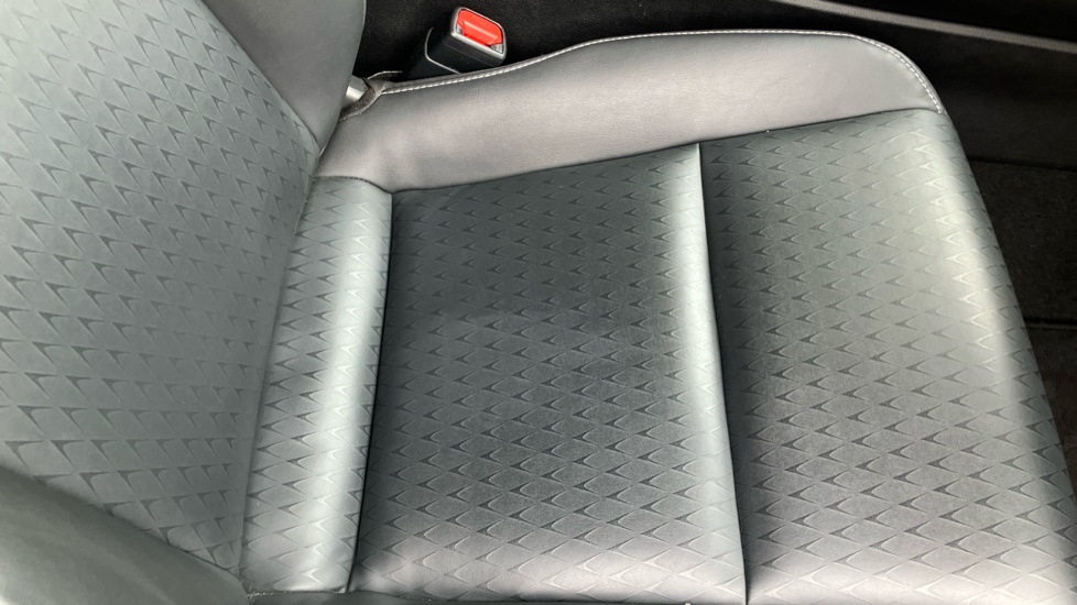 Lexus UX 250h 2.0 5dr CVT [without Nav] Hybrid Hatchback - Image 17