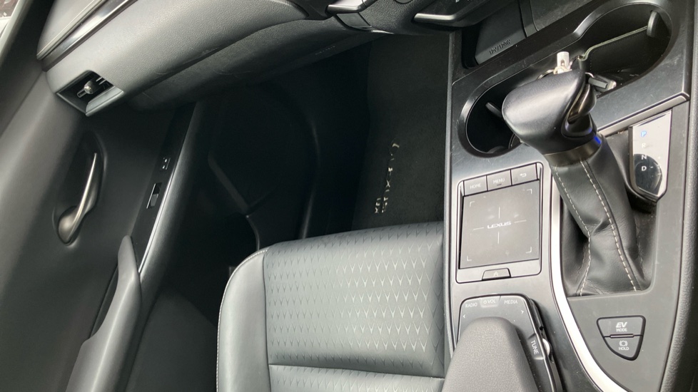 Lexus UX 250h 2.0 5dr CVT [without Nav] Hybrid Hatchback - Image 60