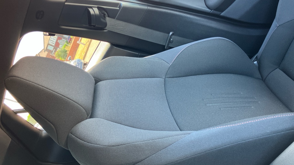 Toyota C-HR 1.8 Hybrid Design 5dr CVT Hybrid Hatchback - Image 59