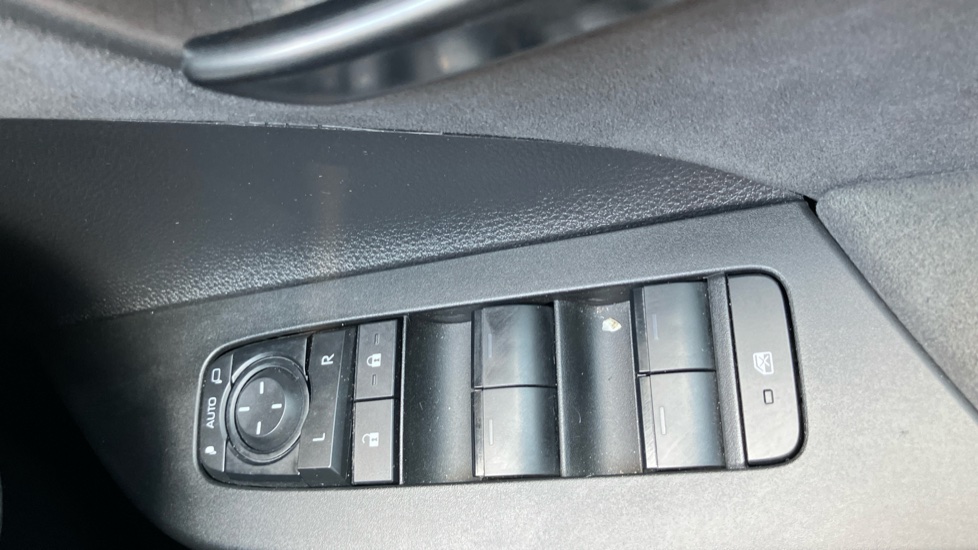 Toyota C-HR 2.0 PHEV Excel 5dr CVT Hatchback - Image 31