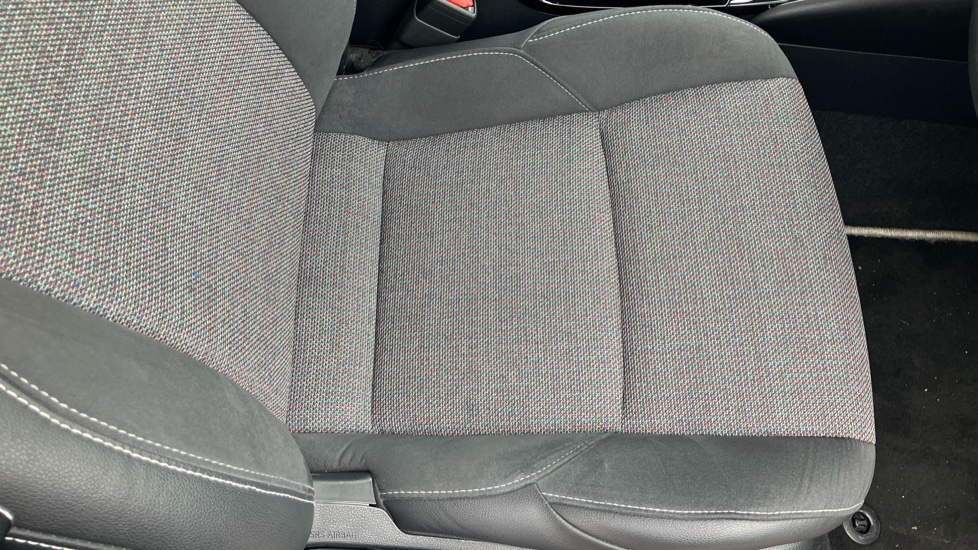 Toyota Corolla 1.8 Hybrid Design 5dr CVT Hybrid Hatchback - Image 17