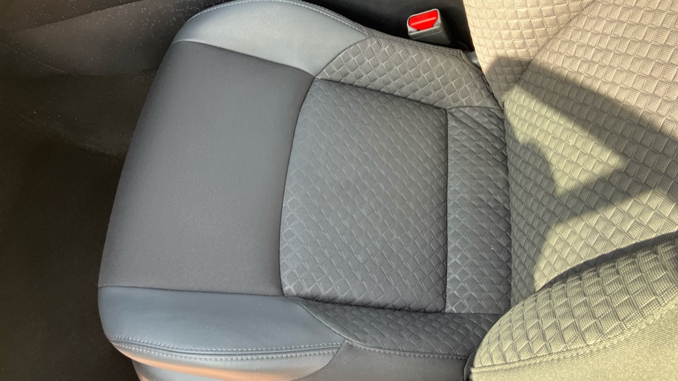 Toyota C-HR 1.8 Hybrid Design 5dr CVT Hybrid Hatchback - Image 17