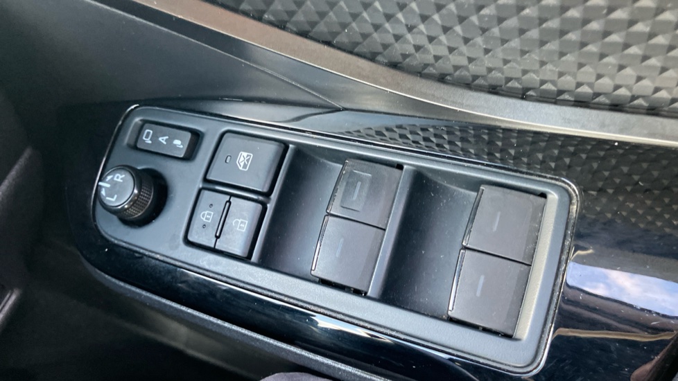 Toyota C-HR 1.8 Hybrid Design 5dr CVT Hybrid Hatchback - Image 30