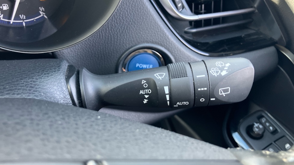 Toyota C-HR 1.8 Hybrid Design 5dr CVT Hybrid Hatchback - Image 32