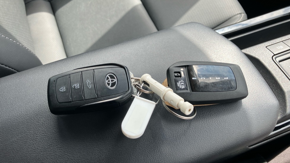 Toyota Prius 2.0 PHEV Excel 5dr CVT Hatchback - Image 28