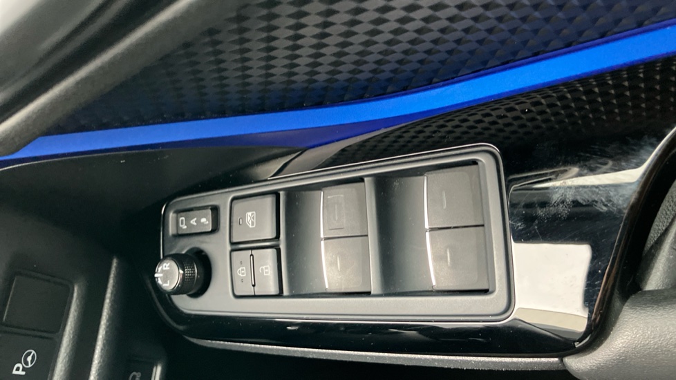 Toyota C-HR 2.0 Hybrid Dynamic 5dr CVT Hybrid Hatchback - Image 30