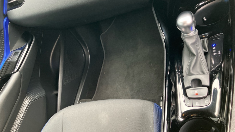 Toyota C-HR 2.0 Hybrid Dynamic 5dr CVT Hybrid Hatchback - Image 58