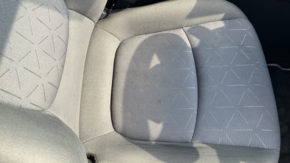 Toyota RAV4 2.5 VVT-i Hybrid Design 5dr CVT 2WD Hybrid Estate - Image 17