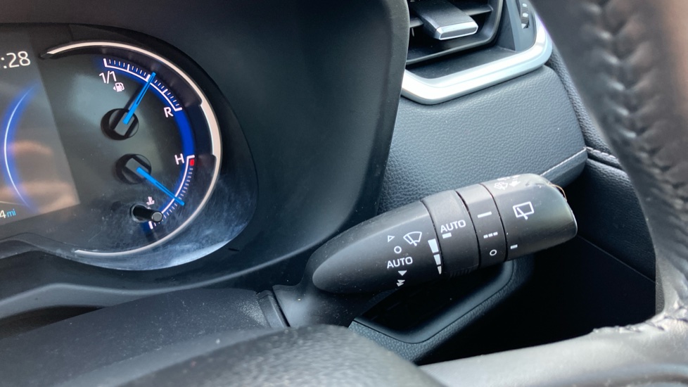 Toyota RAV4 2.5 VVT-i Hybrid Design 5dr CVT 2WD Hybrid Estate - Image 32