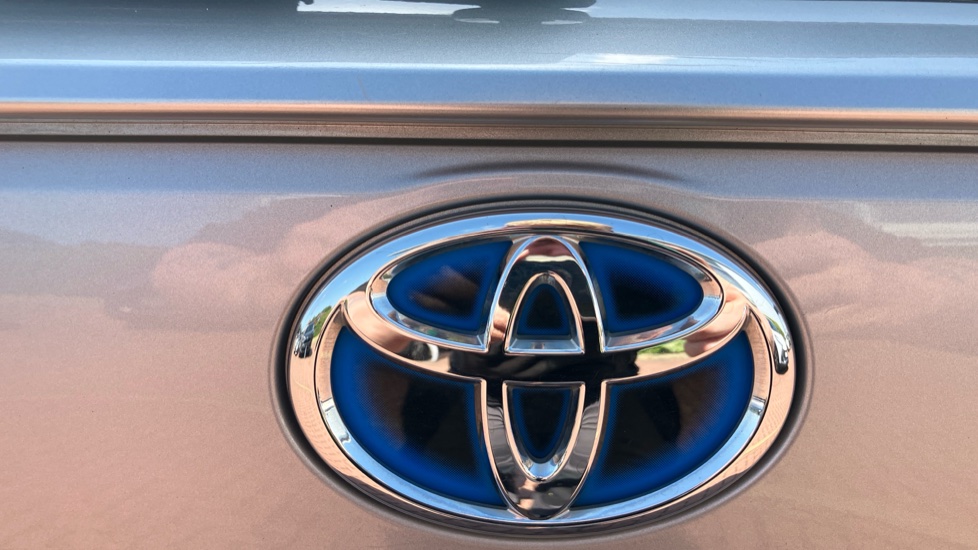 Toyota RAV4 2.5 VVT-i Hybrid Design 5dr CVT 2WD Hybrid Estate - Image 55