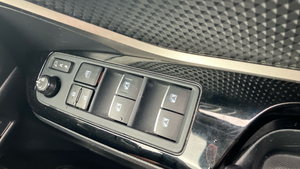 Toyota C-HR 1.8 Hybrid Dynamic 5dr CVT Hybrid Hatchback - Image 30