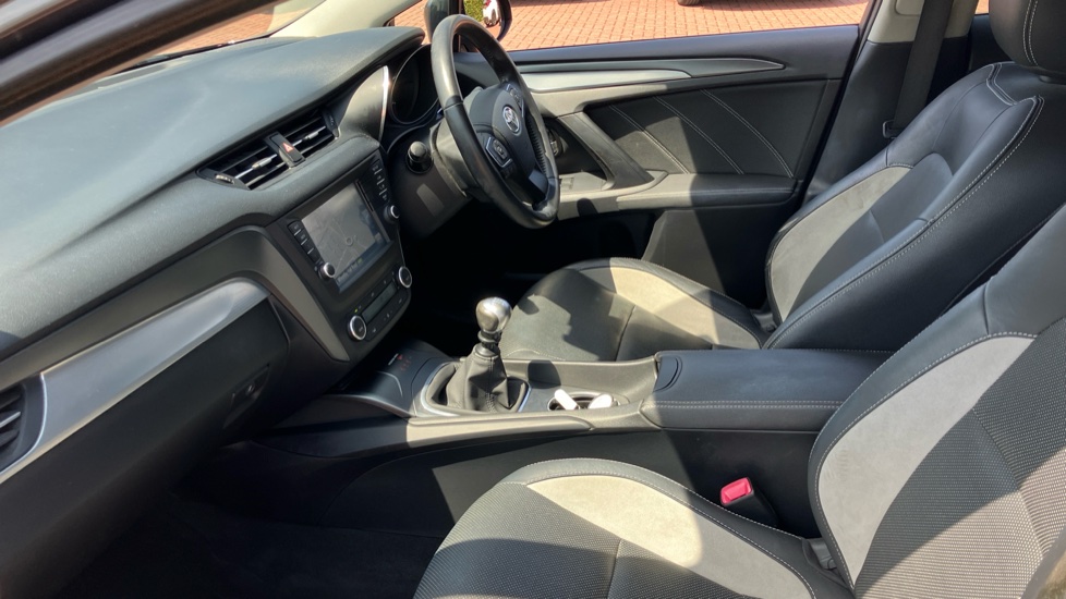 Toyota Avensis 2.0D Business Edition Plus 5dr Diesel Estate - Image 5