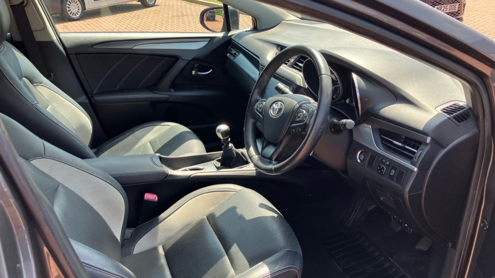 Toyota Avensis 2.0D Business Edition Plus 5dr Diesel Estate - Image 12