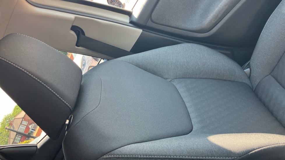 Toyota Yaris 1.5 Hybrid Design 5dr CVT Hybrid Hatchback - Image 57