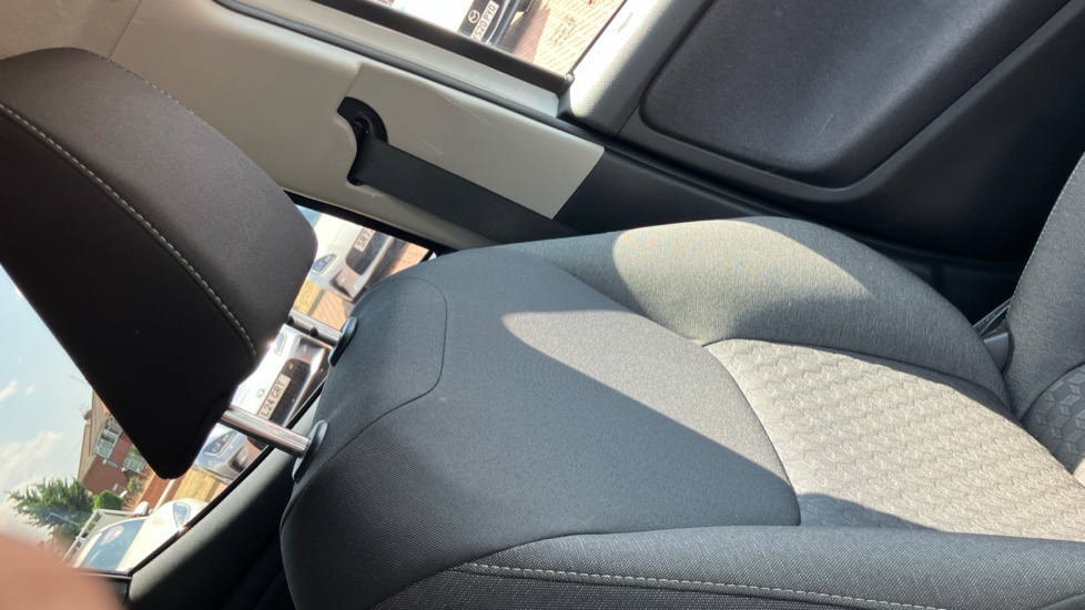 Toyota Yaris 1.5 Hybrid Design 5dr CVT Hybrid Hatchback - Image 58
