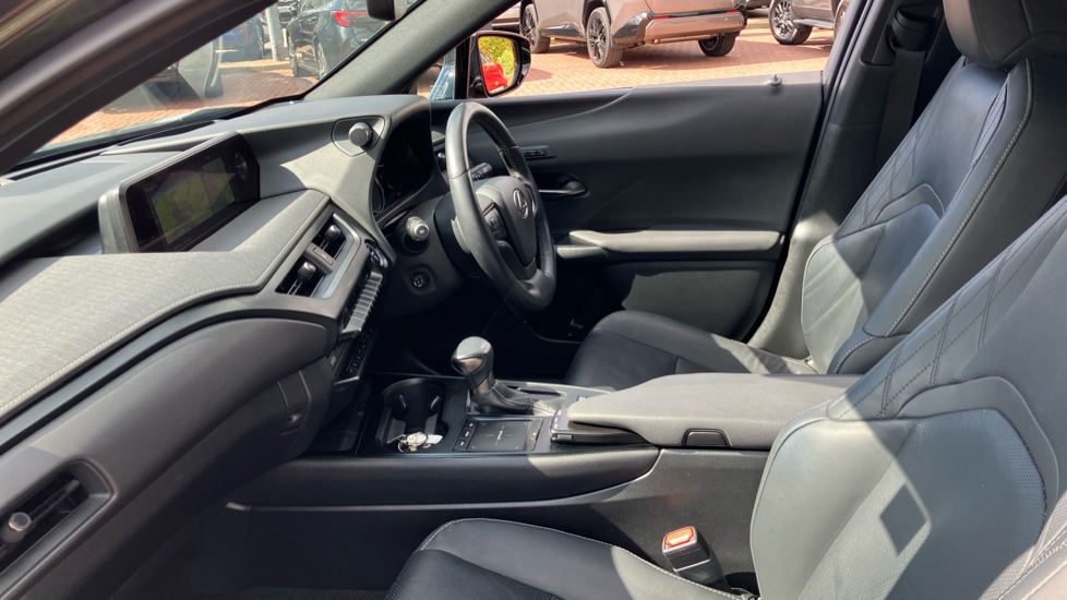 Lexus UX 250h 2.0 Takumi 5dr CVT Hybrid Hatchback - Image 5