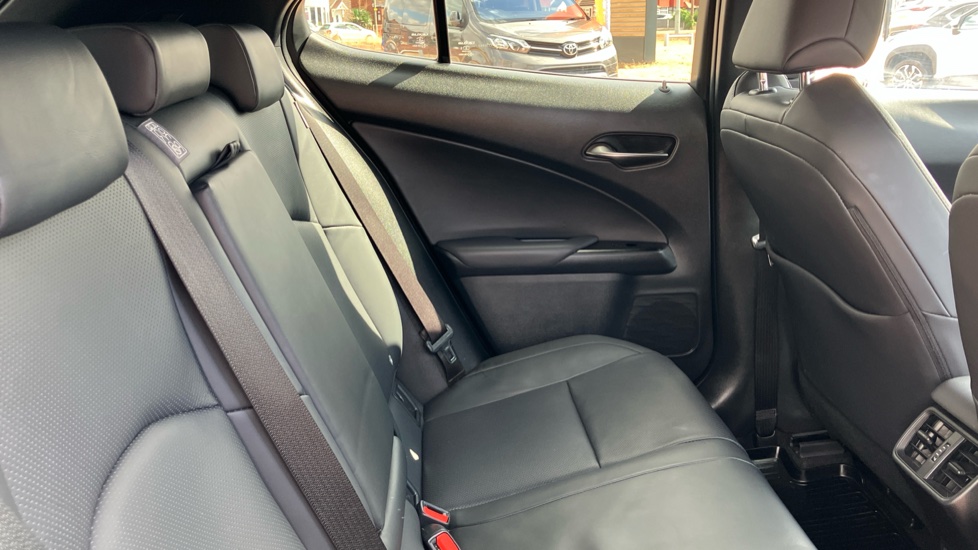 Lexus UX 250h 2.0 Takumi 5dr CVT Hybrid Hatchback - Image 8