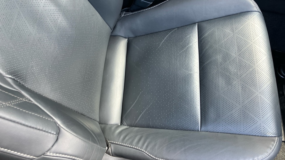 Lexus UX 250h 2.0 Takumi 5dr CVT Hybrid Hatchback - Image 17
