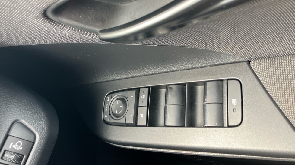 Toyota C-HR 1.8 Hybrid Design 5dr CVT Hybrid Hatchback - Image 30