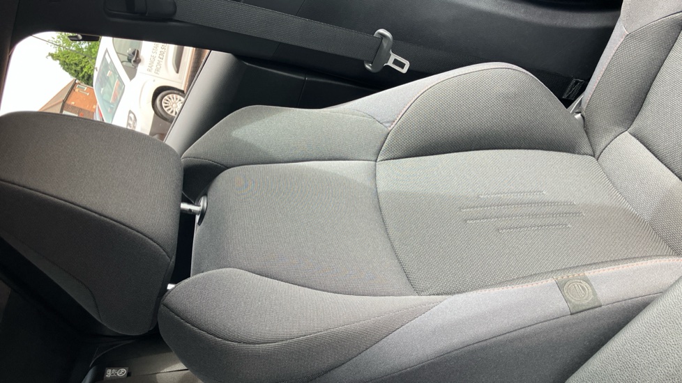 Toyota C-HR 1.8 Hybrid Design 5dr CVT Hybrid Hatchback - Image 57
