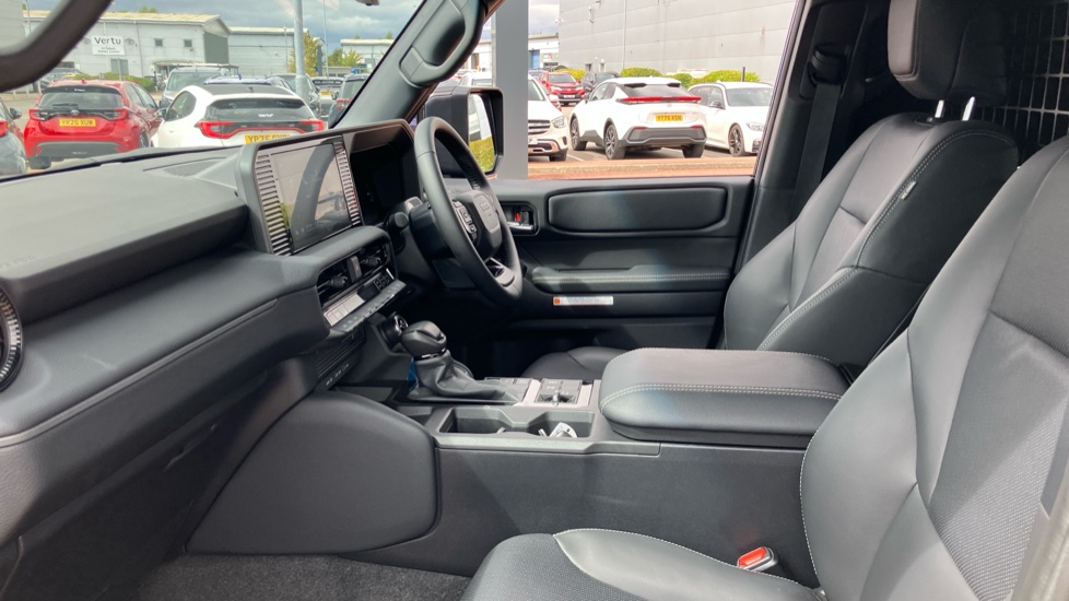 Toyota Land Cruiser Diesel 2.8D 205 Commercial Auto - Image 5