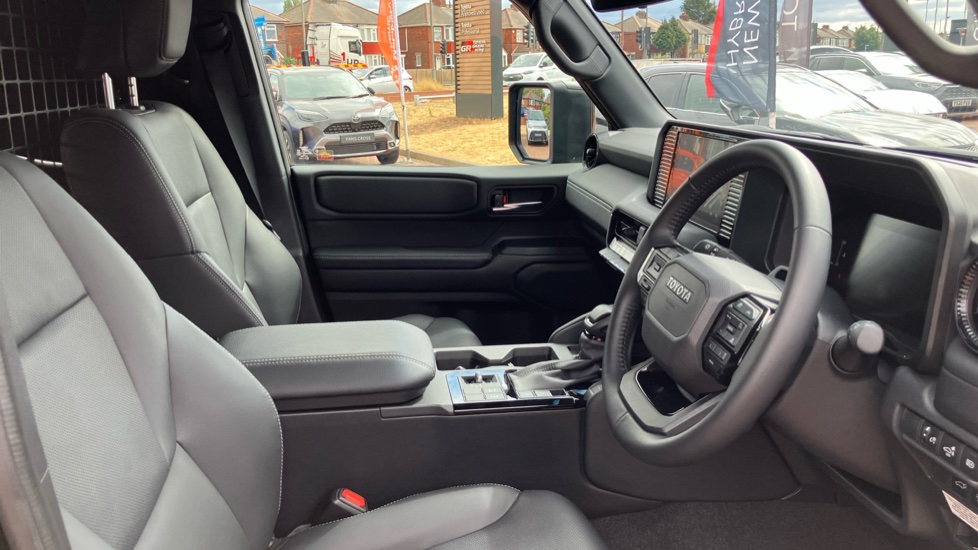Toyota Land Cruiser Diesel 2.8D 205 Commercial Auto - Image 12