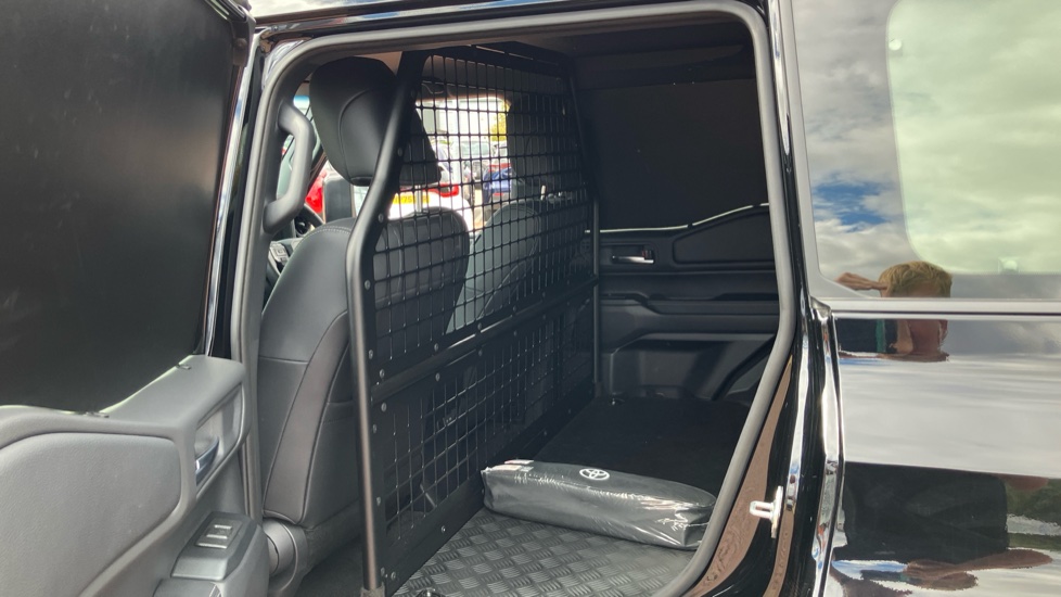 Toyota Land Cruiser Diesel 2.8D 205 Commercial Auto - Image 15