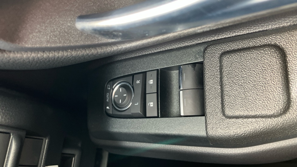 Toyota Land Cruiser Diesel 2.8D 205 Commercial Auto - Image 31